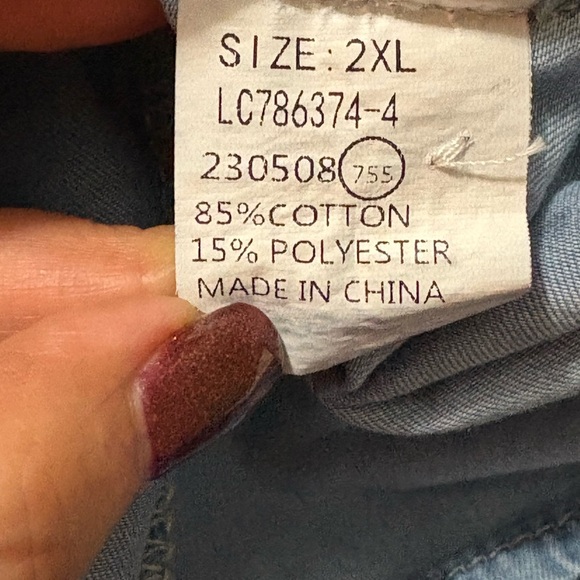 Cute chambray button front dress with ruffle hem and belt. Woman’s size 2xl. - Picture 9 of 10